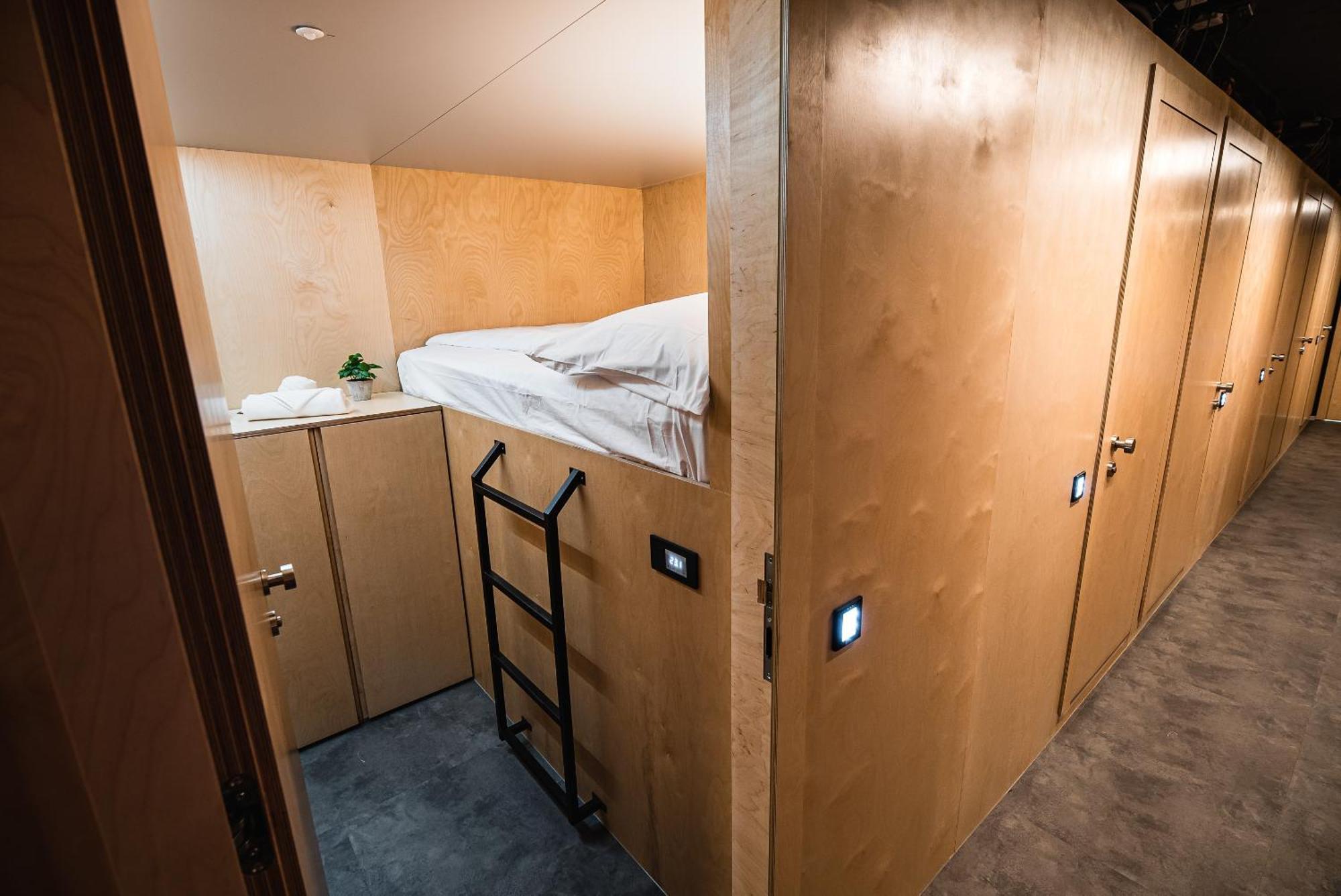 Economy Double Capsule